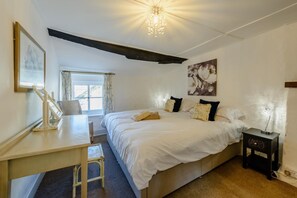 4 bedrooms, iron/ironing board, free WiFi, bed sheets