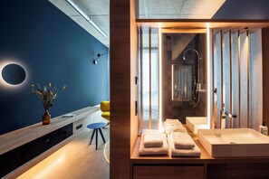 Standard-dobbeltværelse | Badeværelse | Bruser, gratis toiletartikler, hårtørrer, håndklæder