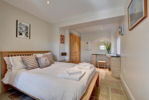 3 dormitorios, tabla de planchar con plancha, cuna de viaje