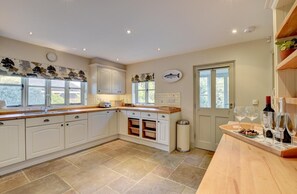 Microwave, oven, dishwasher, toaster - 3 Bed in Burrington (oc-northc) (Burrington)