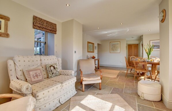 TV, fireplace - 3 Bed in Burrington (oc-northc) (Burrington)