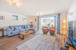 TV, fireplace - 3 Bed in Westward Ho (oc-puttsb) (Northam)