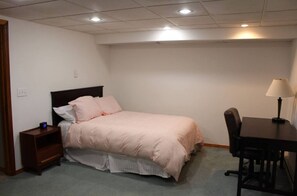 4 bedrooms, iron/ironing board, free WiFi, bed sheets