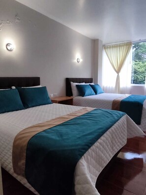 Tremannsrom – deluxe | Skrivebord, skrivebord for bærbar PC og strykejern/-brett