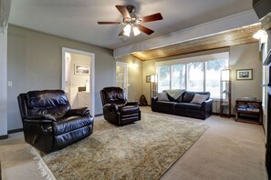 Smart TV, fireplace
