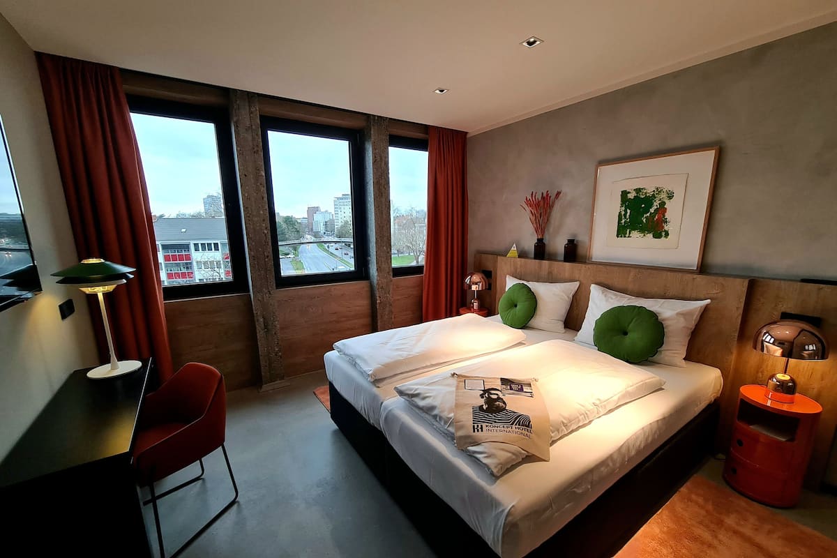 Medium Extra | Soundproofing, WiFi (free), bed sheets