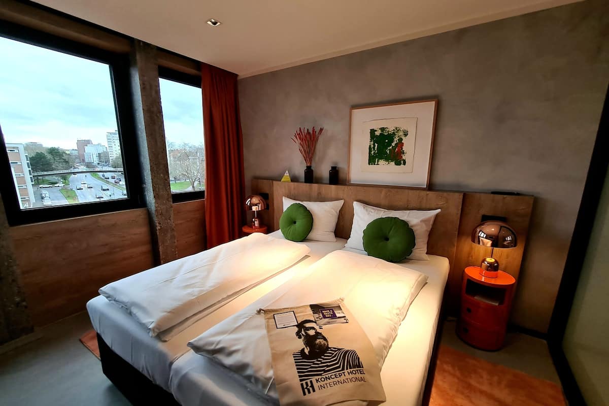 Medium | Soundproofing, WiFi (free), bed sheets