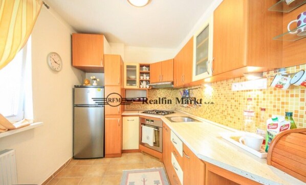 Fridge, oven, stovetop, cookware/dishes/utensils