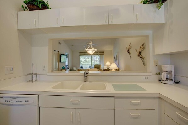 Condo, Multiple Beds (Olde Hickory Ave.) | Private kitchen