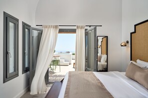 Dupleks, pemandangan laut (Maisonette with Heated Plunge Pool) | Minibar, brankas, meja kerja, dan ruang kerja ramah laptop