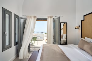 Duplex, vista para o mar (Maisonette with Heated Plunge Pool) | Frigobar, cofres nos quartos, escrivaninha