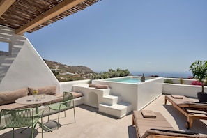 Maisonnette, uitzicht op zee (Maisonette with Heated Plunge Pool) | Een minibar, een kluis op de kamer, een bureau, een laptopwerkplek