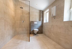 Standard Apartment | Bathroom | Shower, free toiletries, hair dryer, towels - D&V Apartments (Kotor)