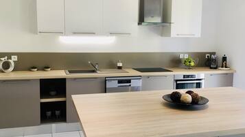 Een koelkast, een microgolfoven, een oven, een kookplaat