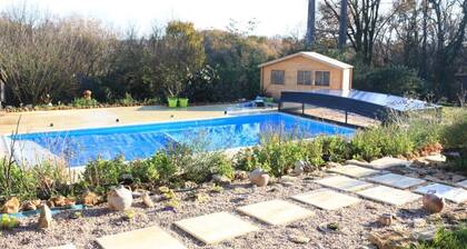 Belle ferme en pierre orientée plein sud avec vue sur ses patios et son joli jardin