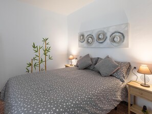 2 quartos, ferros/tábuas de passar roupa, acesso à internet