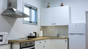 Fridge, microwave, oven, cookware/dishes/utensils - Anaga Experience: mountain & beach retreat (Unknown)