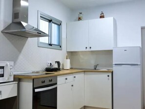 Geladeira, micro-ondas, fogão, talheres/pratos/utensílios de cozinha