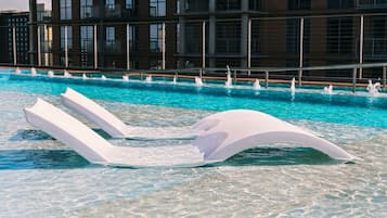 Ein Swimmingpool mit klarem Wasser und einer weißen, schwimmenden Struktur.
