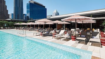 Piscine extérieure, tentes de plage