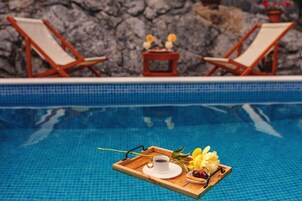 季节性开放的室外游泳池，池畔遮阳伞，日光浴躺椅