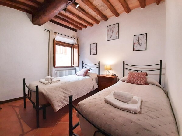 1 bedroom, WiFi, bed sheets - Two Bedroom Apartment (SAN GIMIGNANO)
