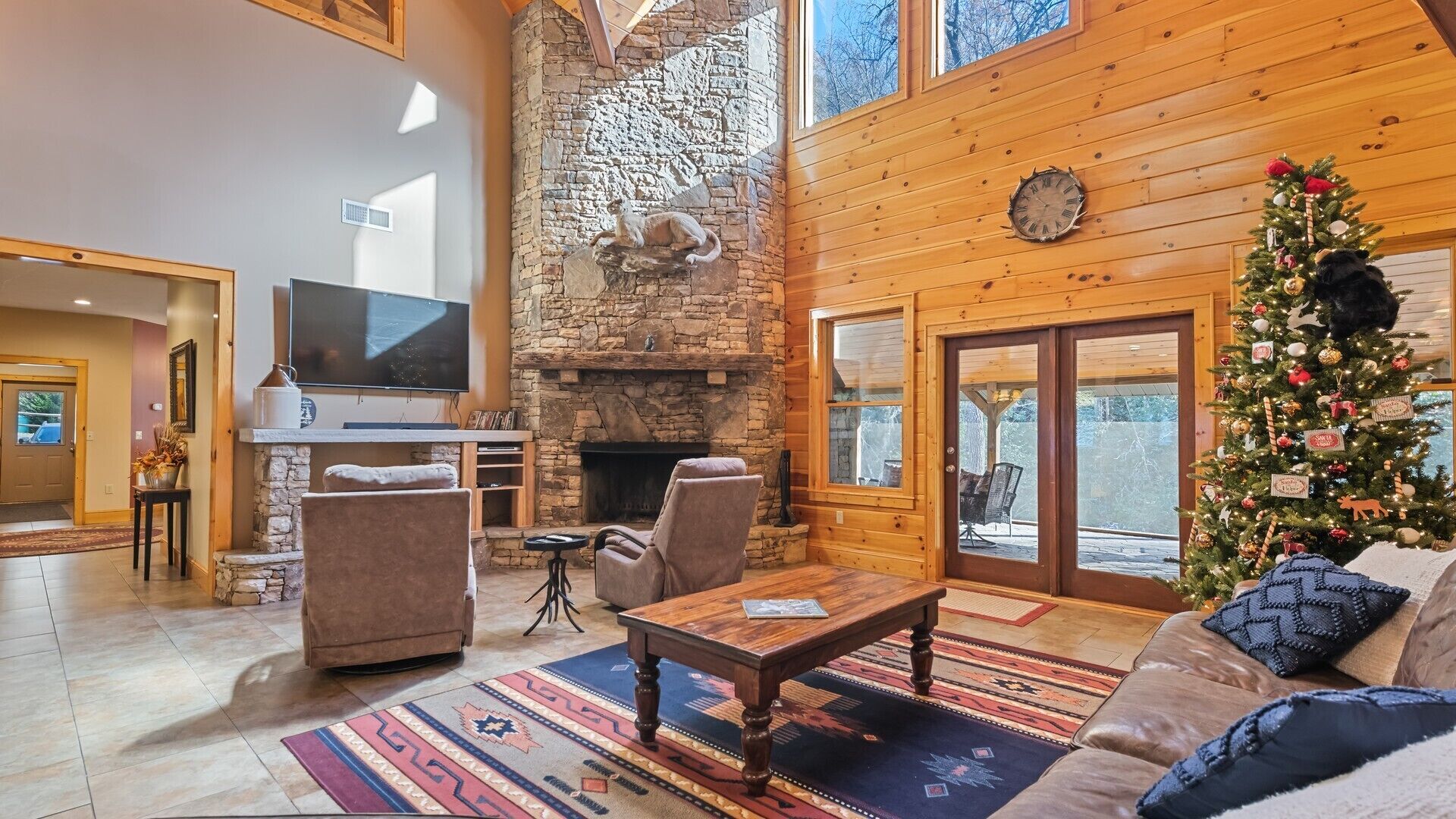 Televisión, chimenea, reproductor de DVD, futbolito