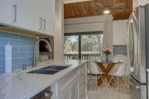 Condo, varias camas (Pass Key Rd Sandy Cove II) | Cocina privada | Horno 