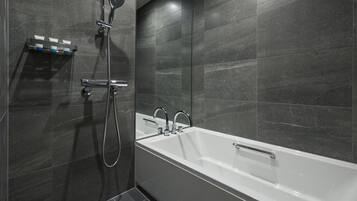 Un baño moderno con bañera, ducha y un estante con artículos de aseo.