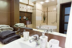 Duschwanne, Haartrockner, Bidet, Handtücher