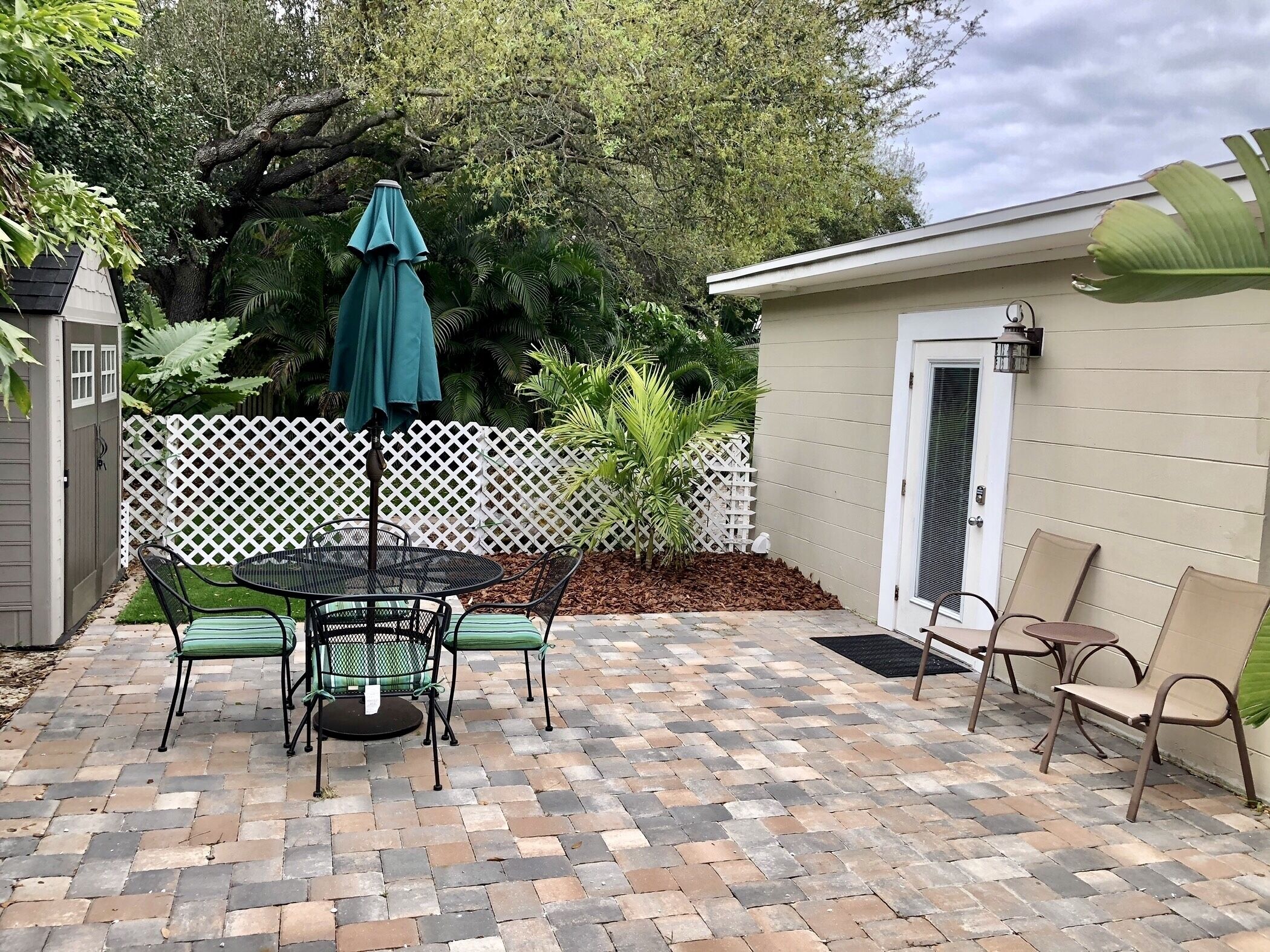 Private studio conveniently located in exclusive South Tampa neighborhood! 