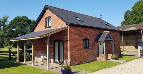 Hayloft - muunnettu navetta houkuttelevalla pihalla perheemme varastotilalla