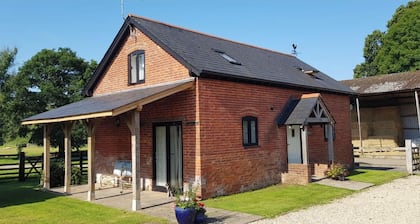 Hayloft - muunnettu navetta houkuttelevalla pihalla perheemme varastotilalla