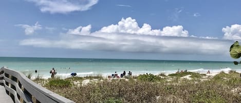 In Strandnähe, Liegestühle, Strandtücher