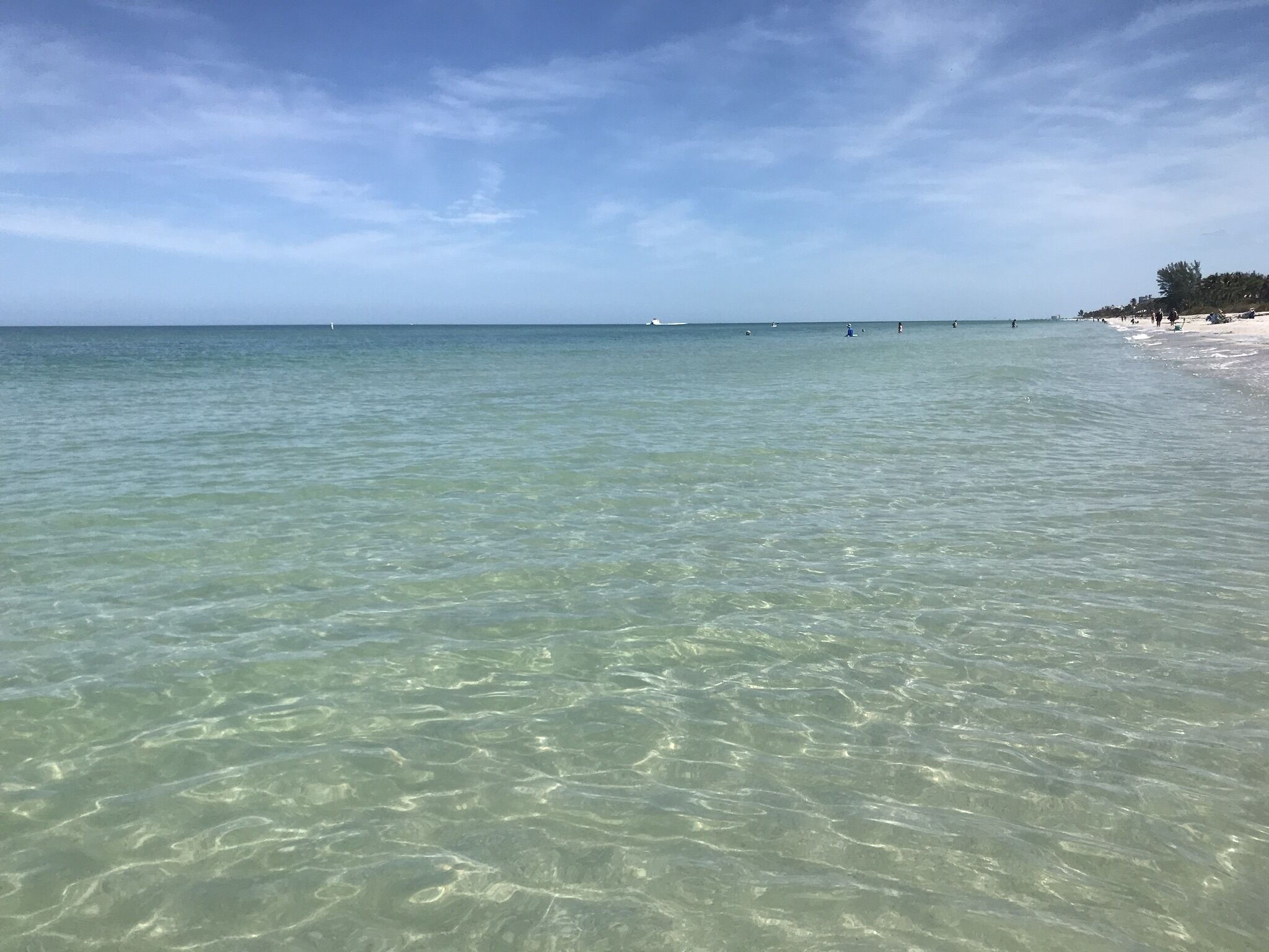 Playa en los alrededores, camastros y toallas de playa 