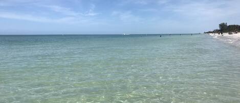 Una playa cerca, sillas reclinables de playa, toallas de playa