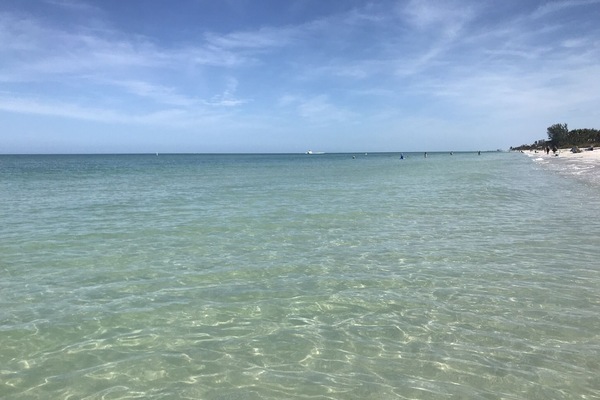 Perto da praia, espreguiçadeiras, toalhas de praia