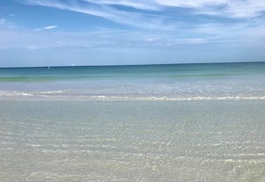 Playa en los alrededores, camastros y toallas de playa