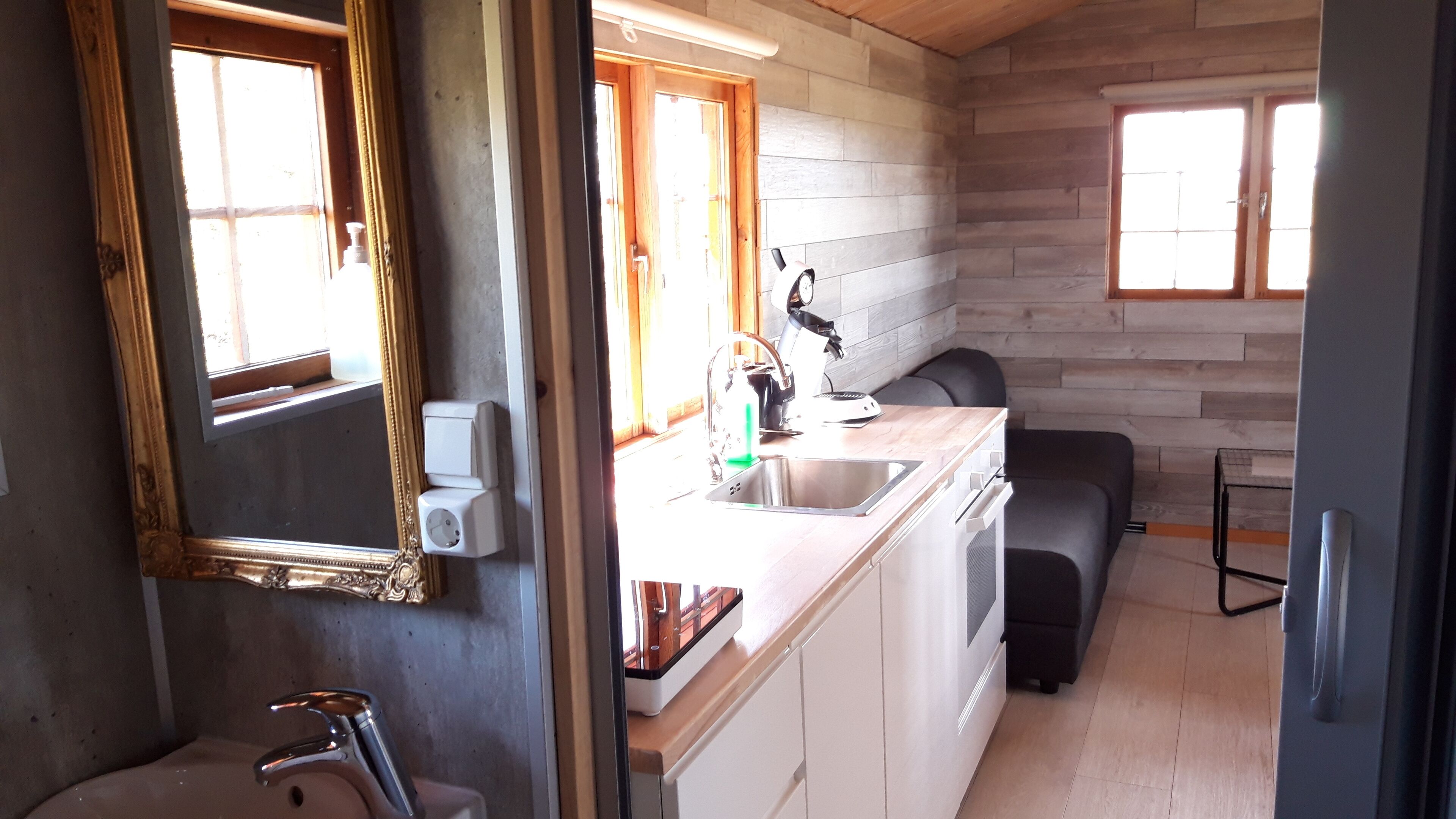 Cabaña, 1 habitación | Zona de estar | Una televisión de pantalla plana