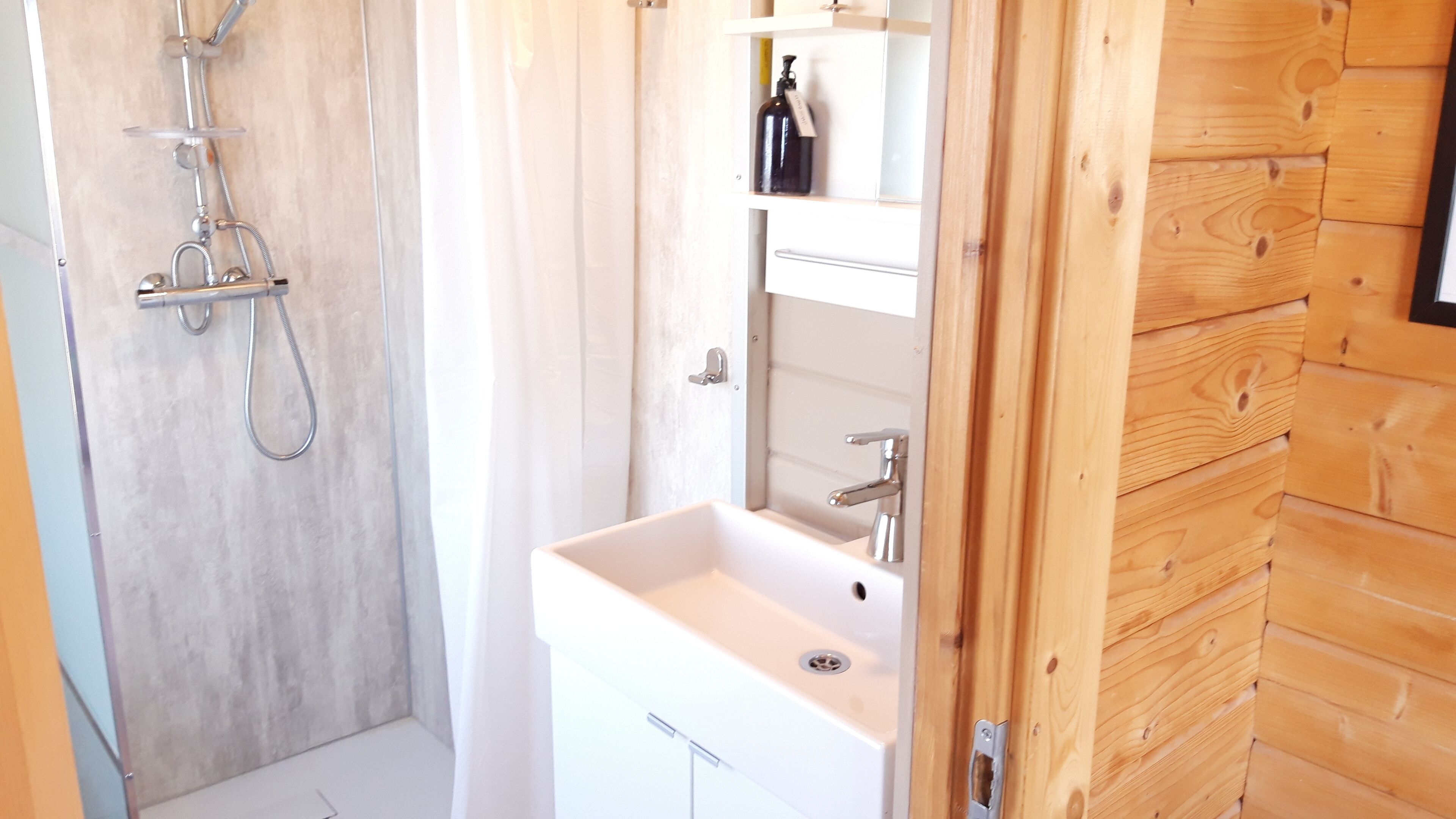 Cottage, 1 Bedroom (3) | Bathroom | Shower, hair dryer, towels, soap