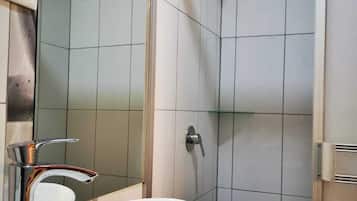 Superior Double or Twin Room | Bathroom | Shower, free toiletries, hair dryer, towels