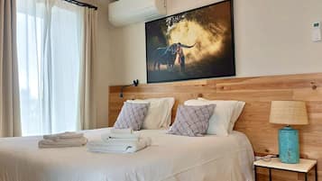 Espacio para trabajar con laptop, wifi gratis y ropa de cama