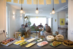 Esmorzar diari d'estil bufet gratuït