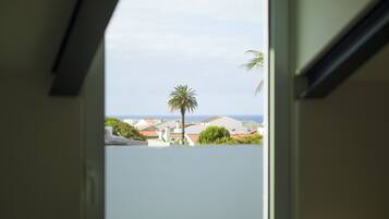 Habitación triple | Espacio para trabajar con laptop, wifi gratis y ropa de cama