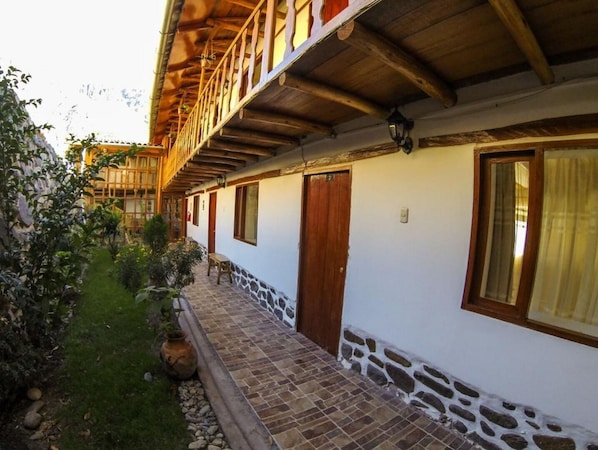 المنشأة من الخارج