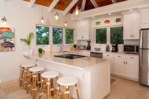 Een koelkast, een magnetron, een oven, een kookplaat