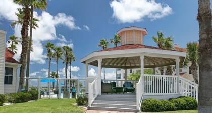 Beautiful 1st floor condo in the beach club. Walking distance to the beach.