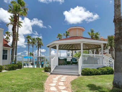Beautiful 1st floor condo in the beach club.  Walking distance to the beach.