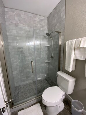 タオル、石鹸、トイレットペーパー