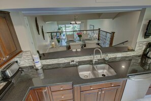 Apartment, Mehrere Betten (Our House at the Beach Lakeside) | Eigene Küche | Ofen, Gewürze, Küchenrolle, Esstisch